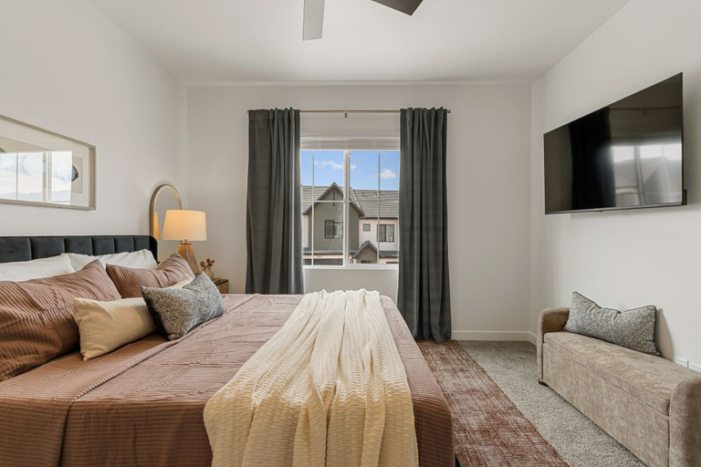 Room 3, Red Haven 4 Bedroom Home, Washington
