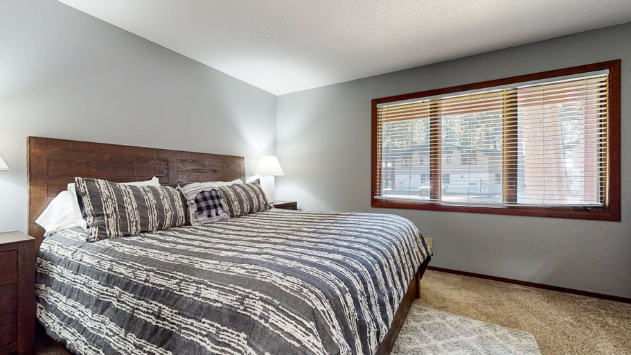 Room 2, Woodlands #11 3 Bedroom Condo by RedAwning, Mono