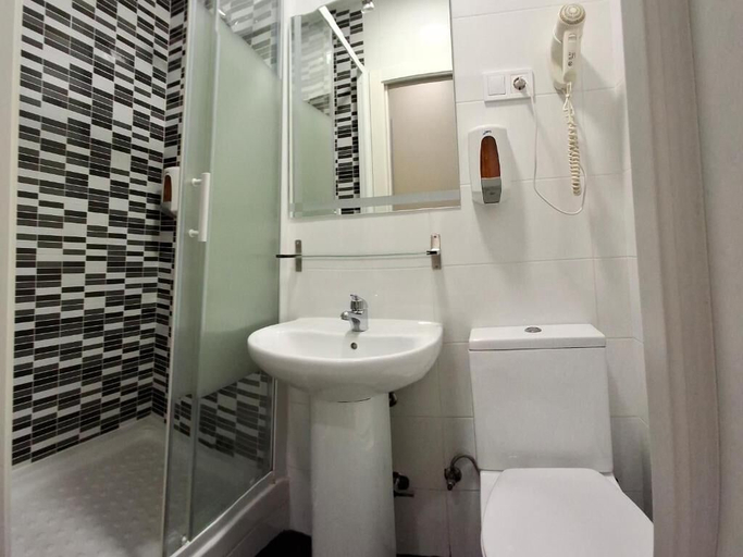 Bathroom 3, Ch Cruz Madrid, Madrid