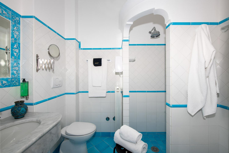 Bathroom 4, Hotel Reginella, Salerno