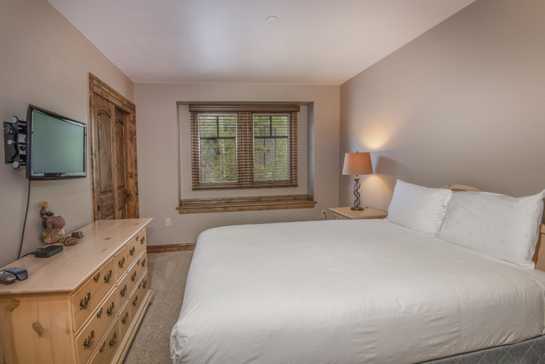 Room 2, Meadows J3 4 Bedroom Townhouse by RedAwning, Eagle