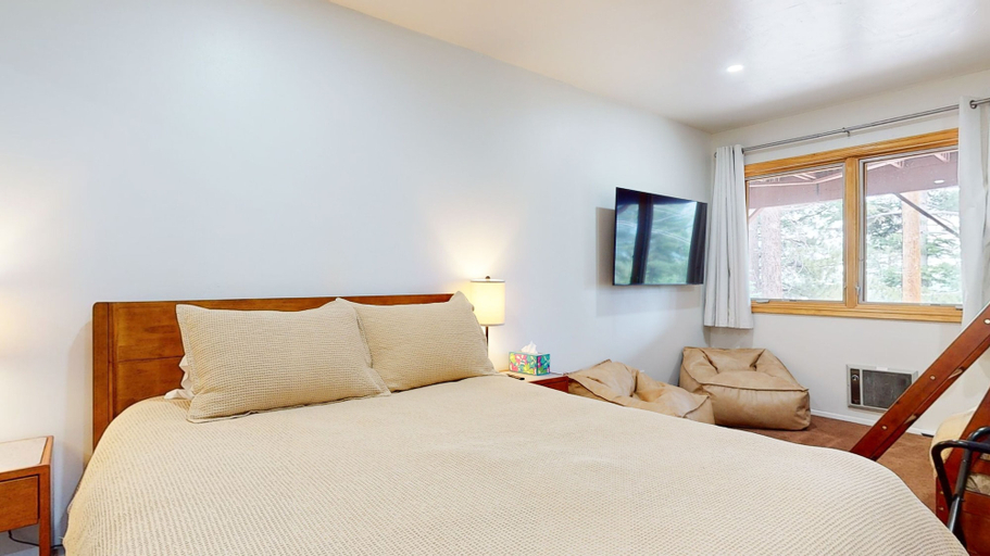 Room 5, Lakeview Villas #24 3 Bedroom Condo by RedAwning, Mono