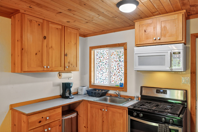 Private kitchen 4, Rouge Cobb Mountain Hotel - Cabin 1, Lake