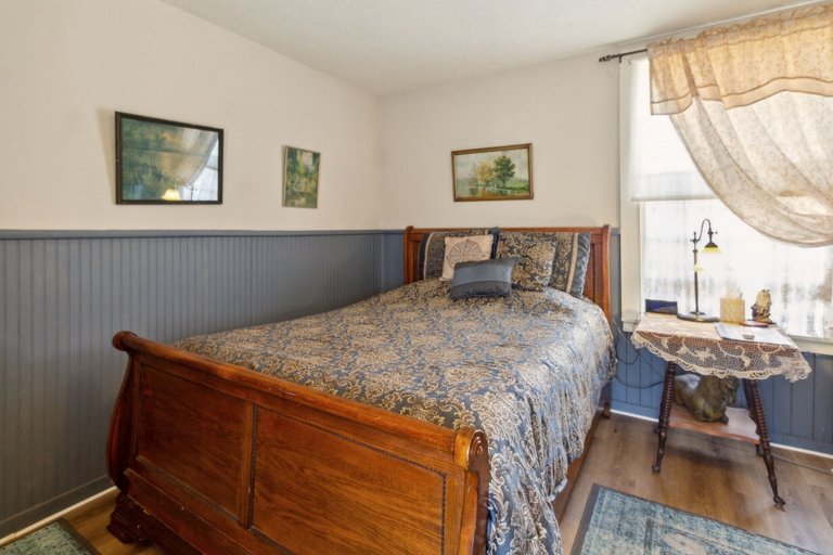 Room 2, Carroll Cottage 1 Bedroom by Main Street Bed & Breakfast, Barren