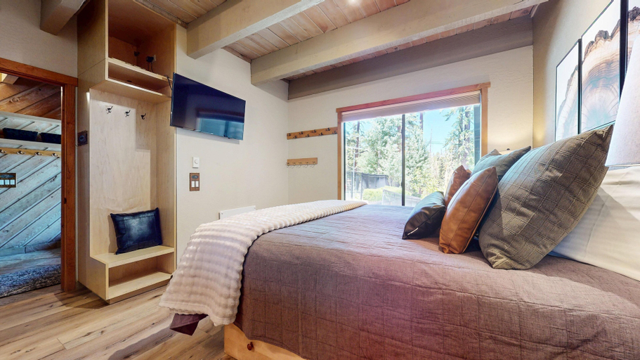 Room 2, Val D'isere #8 3 Bedroom Condo by RedAwning, Mono