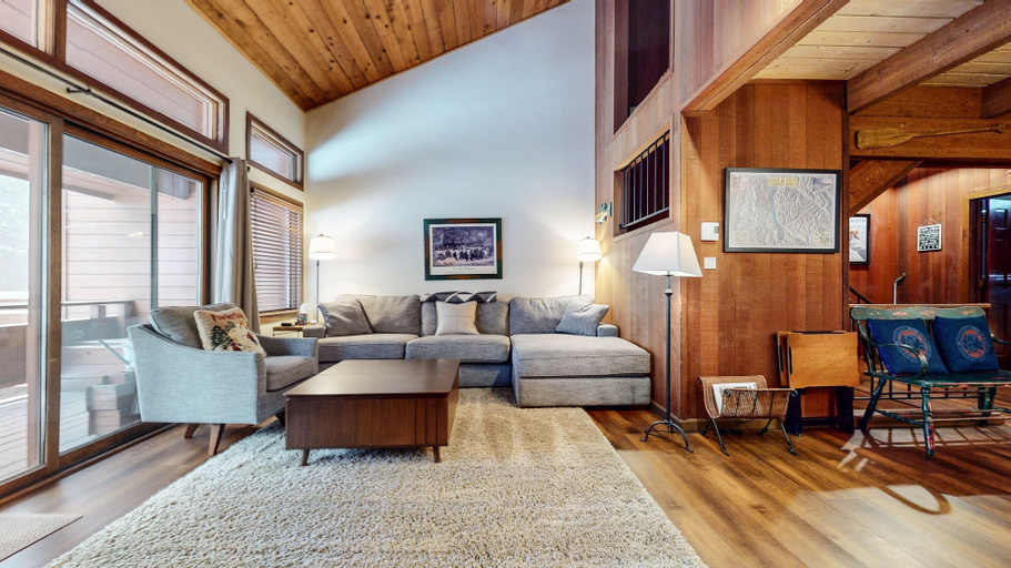 Living area 2, Winterset 12 Centrally Located, Cozy, Washer Dryer by RedAwning, Mono