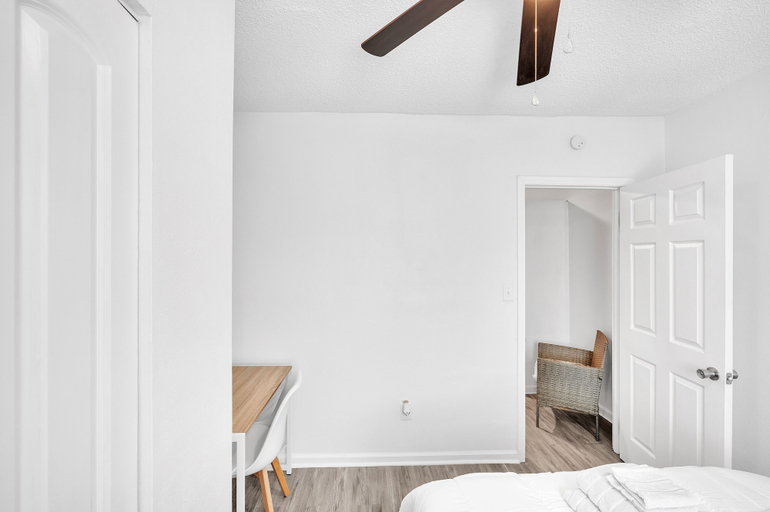 Room 4, Quiet Family Home - Downtown, Pet Friendly, 4 Beds, Wake