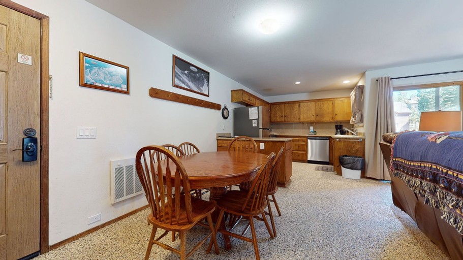 Dining 4, Mammoth Estates Deluxe 2 Bedroom Condos, Mono