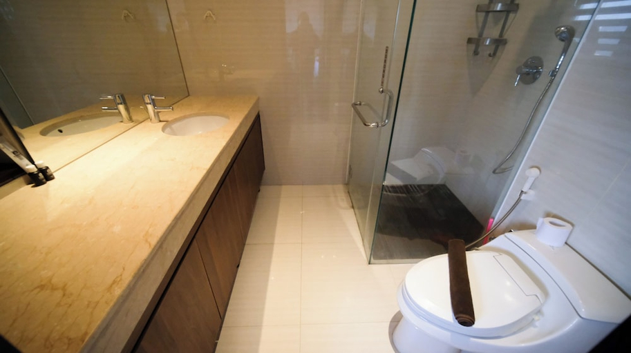 Bathroom 3, Strategic And Spacious 2Br At Sumatra36 Apartment, Surabaya