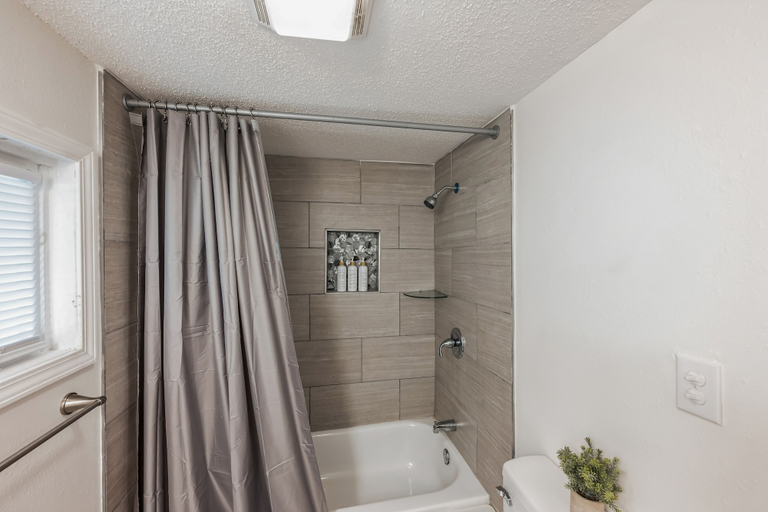 Bathroom 3, Quiet Family Home - Downtown, Pet Friendly, 4 Beds, Wake