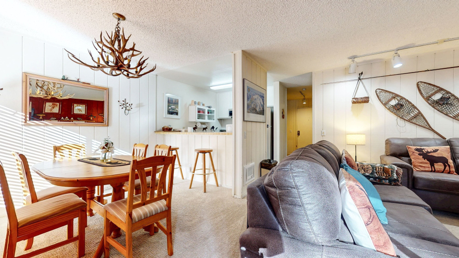 Dining 3, Summit 237 Pet-Friendly, Rustic, On Free Shuttle Route by RedAwning, Mono