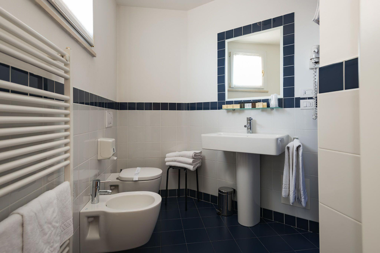 Bathroom 4, Hotel Villa Molinari, Parma