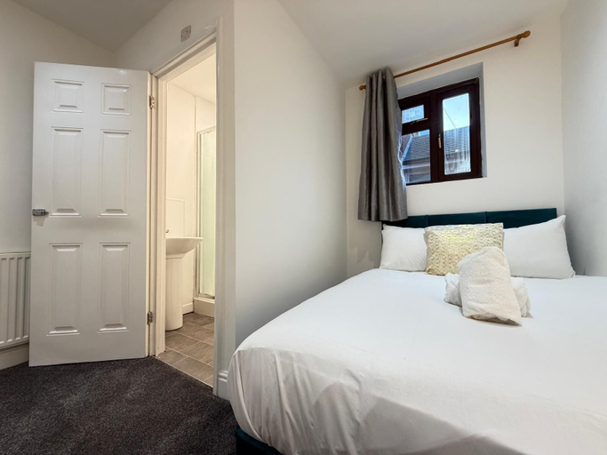 Room 4, Ensuite Rooms Near Heathrow, London