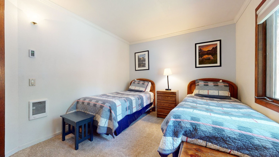 Room 5, Meadow Ridge 28 Spacious and Secluded, Private Washer Dryer, Close to Eagle by RedAwning, Mono