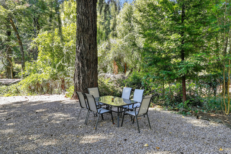Outdoor dining, Rouge Cobb Mountain Hotel - Cabin 1, Lake