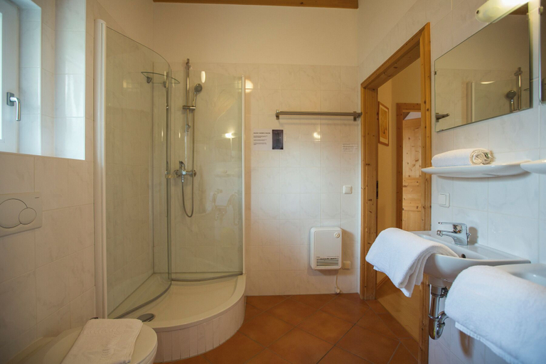 Bathroom 5, Alpendorf Dachstein West by ALPS RESORTS, Hallein