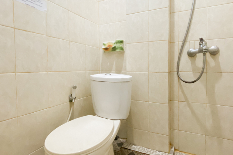 Bathroom, RedDoorz @ Hotel Warna Palopo, Palopo