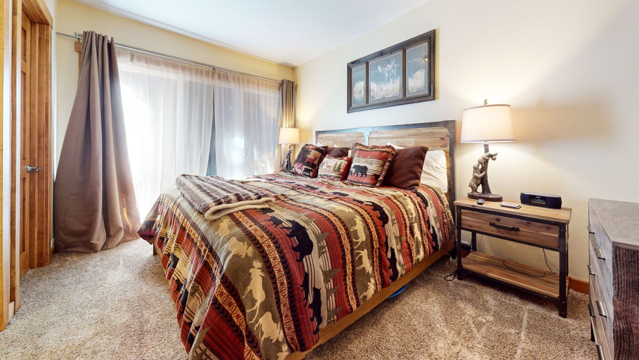 Room 5, Mammoth Estates #140 2 Bedroom Condo by RedAwning, Mono
