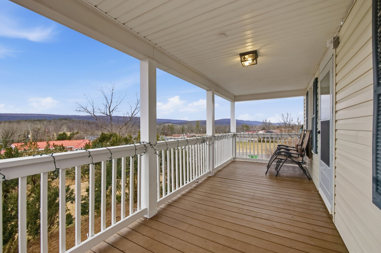 Property grounds, Heishman Historic Hillside Home 4 Bedroom Home, Hardy