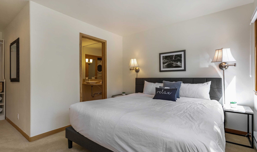 Room 3, Townsend Place A107 2 Bedroom Condo by RedAwning, Eagle