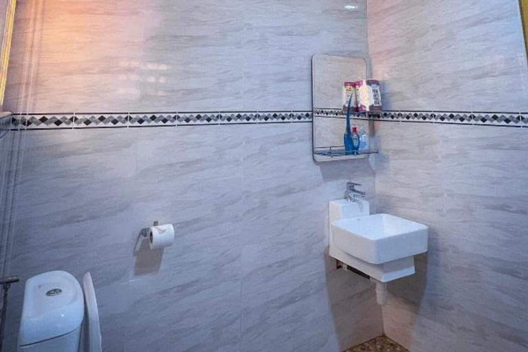 Bathroom 2, House - Sleeps 10 - Parking - Airport Close, Accra