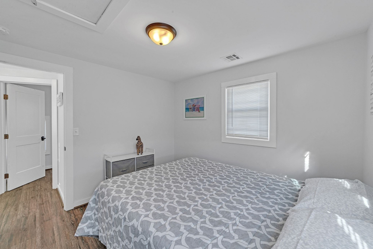Room 5, Charming 2-br Home, 4 Blocks To The Boardwalk 2 Bedroom Home, Ocean