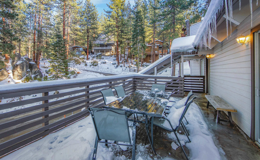 Outdoor dining 4, Zephyr Chalet Home for 8, Douglas