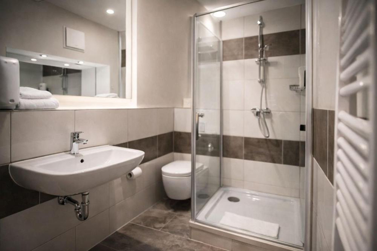 Bathroom 2, Ata Hotel - Self Check-in, Hamburg
