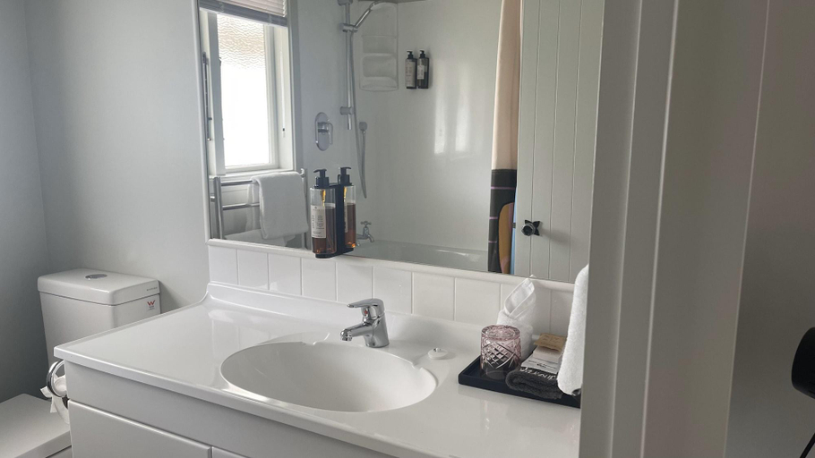 Bathroom 4, The Elmwood Motel, Christchurch