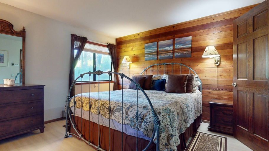 Room 5, Snowflower 81 Mountain Rustic with Great Complex Amenities, On The Shuttle Route by RedAwning, Mono