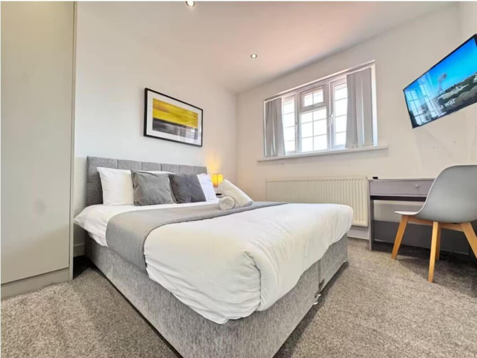 Room 2, Ox Heathrow Stay, London