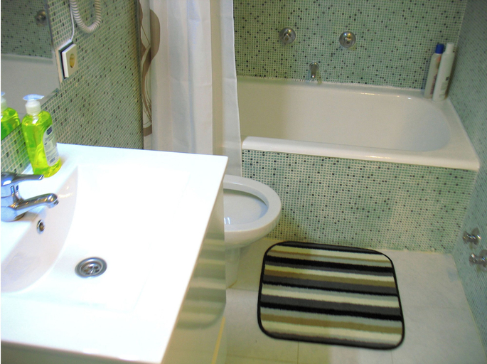 Bathroom 2, Palacio Apartments Madrid, Madrid