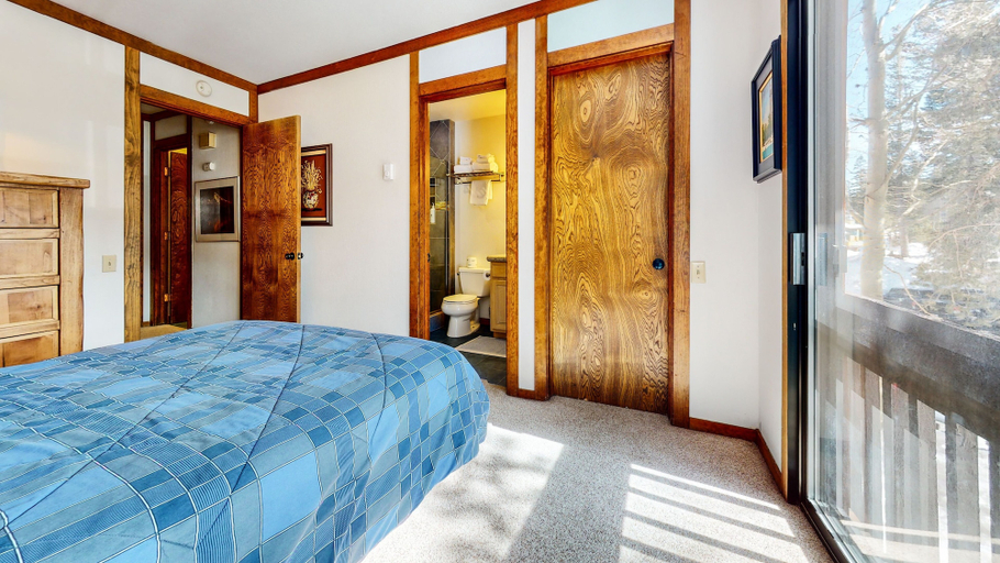Room 5, Mammoth West 101 Updated Condo, Just A Short Walk to Canyon Lodge by RedAwning, Mono