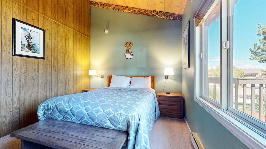 Room 4, Chateau Blanc 25 Cozy with Gorgeous Mountain Views, On the Shuttle Route, by RedAwning, Mono