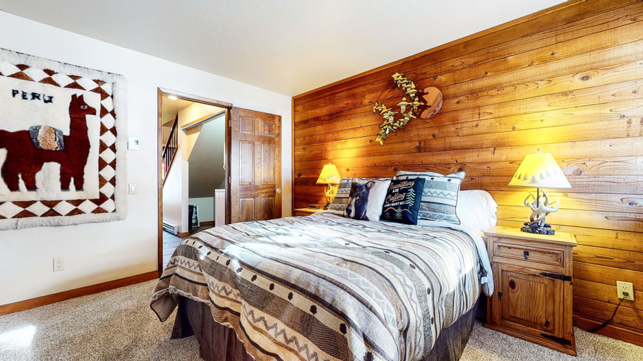 Room 3, Snowflower 26 Remodeled Spacious Condo With Great Complex Amenities by RedAwning, Mono