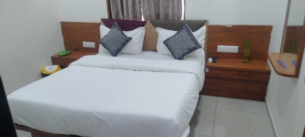 Room 5, HOTEL JASRAJ, Ahmadabad