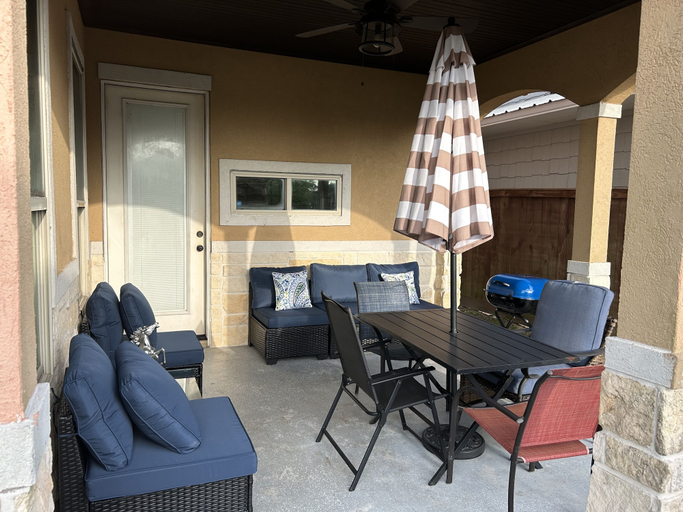 Property grounds 5, Charming 2 Story Retreat 2 Bedroom Home by RedAwning, Galveston