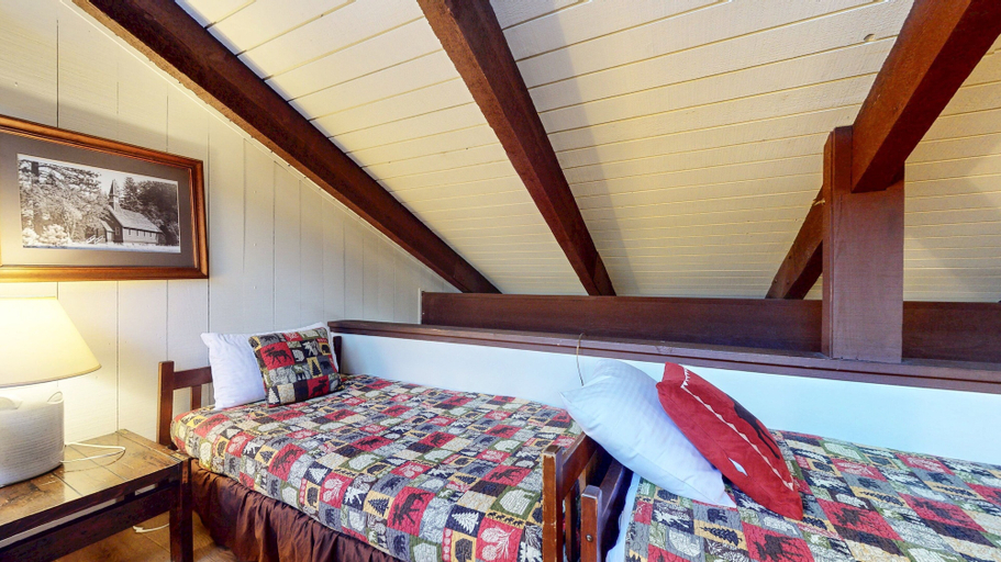 Room 4, Discovery 4 104 Pet-Friendly Rustic Mountain Cabin, Close to Canyon Lodge by RedAwning, Mono