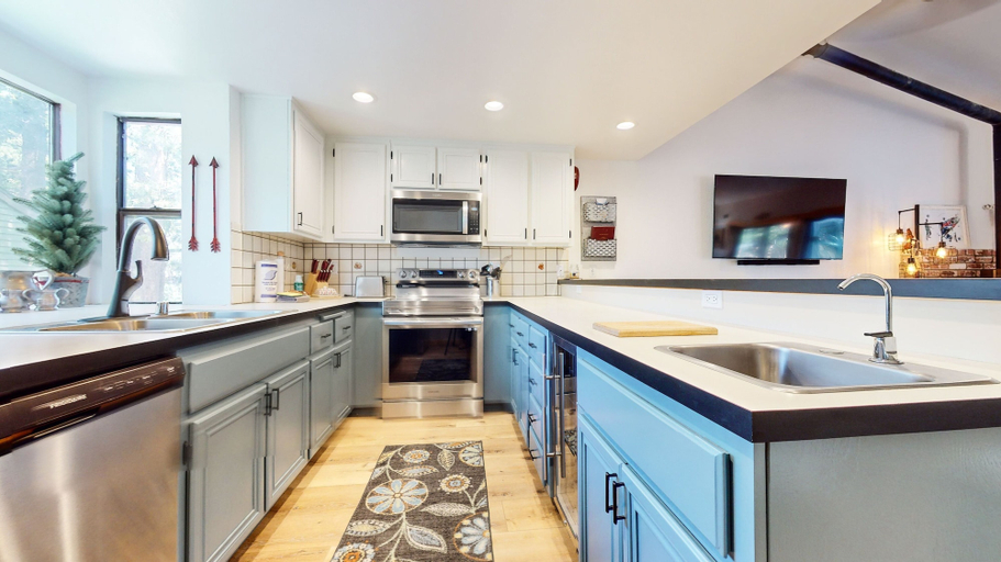 Private kitchen 2, Forest Creek 29 Forest Setting Mountain Townhouse with Private Jacuzzi by RedAwning, Mono