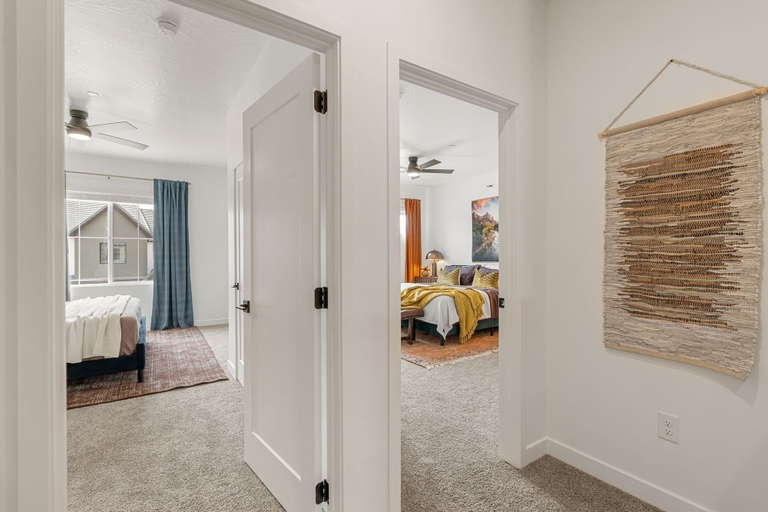 Room 2, Red Haven 4 Bedroom Home, Washington