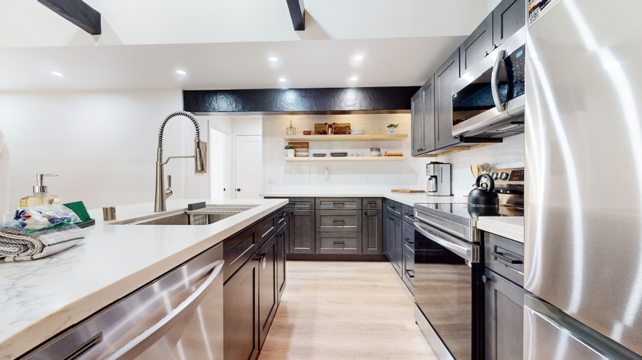 Private kitchen 2, Bigwood #96 2 Bedroom Condo by RedAwning, Mono