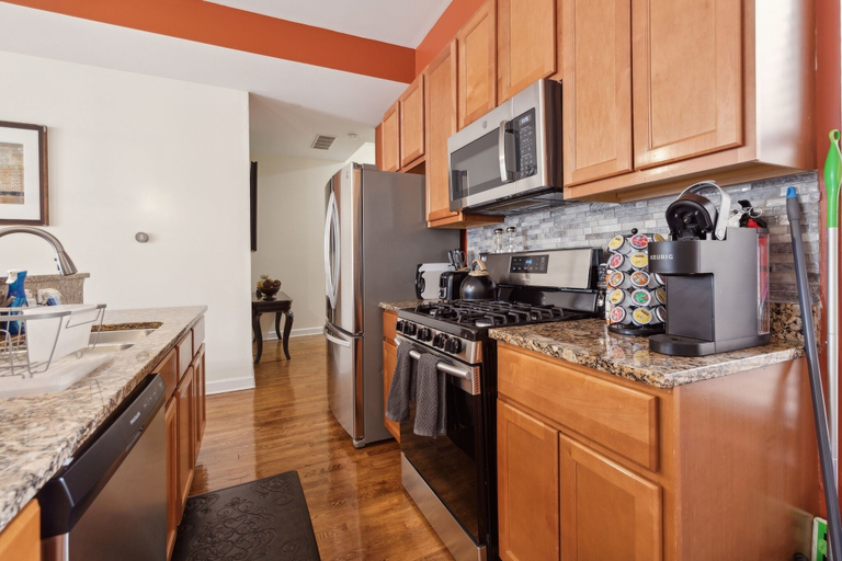Private kitchen 4, Spacious 4BR Condo Pool Table Near McCormick, Cook
