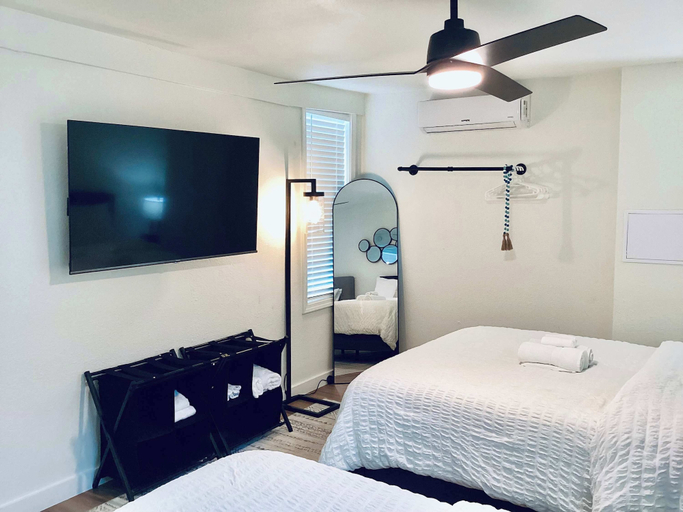 Room 2, Boardwalk Bungalow Combo Stay for 9, Galveston