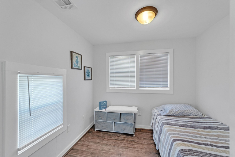 Room 2, Charming 2-br Home, 4 Blocks To The Boardwalk 2 Bedroom Home, Ocean