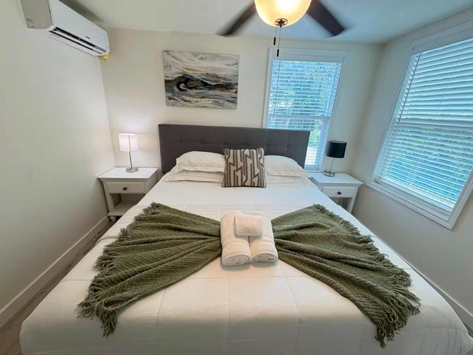Room 5, Boardwalk Bungalow Combo Stay for 9, Galveston