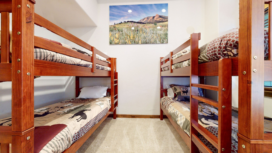 Room 2, Woodwinds #1323 4 Bedroom Townhouse, Mono