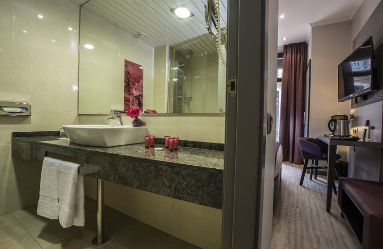 Bathroom 5, Leonardo Hotel Barcelona Las Ramblas, Barcelona