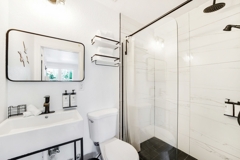 Bathroom 2, The Victoria Hotel, Broward