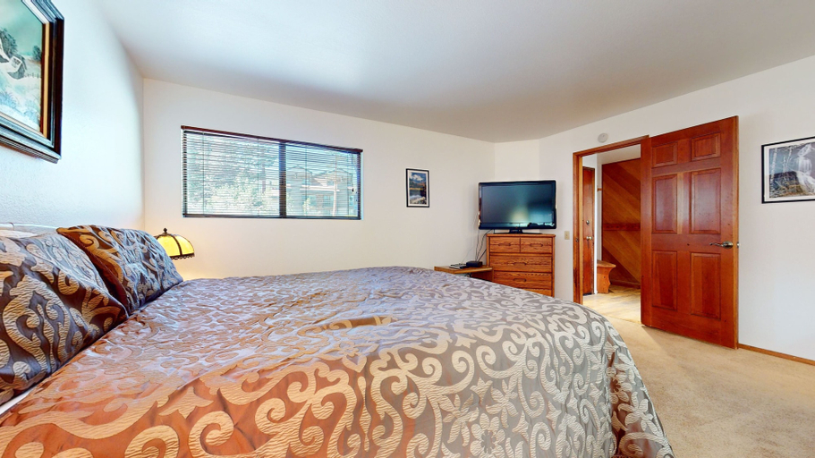 Room 4, Rainbow S 4 3 Bedroom Condo by RedAwning, Mono