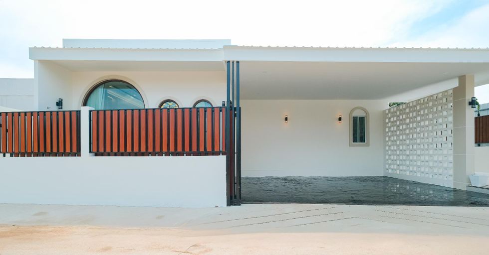 Exterior & Views